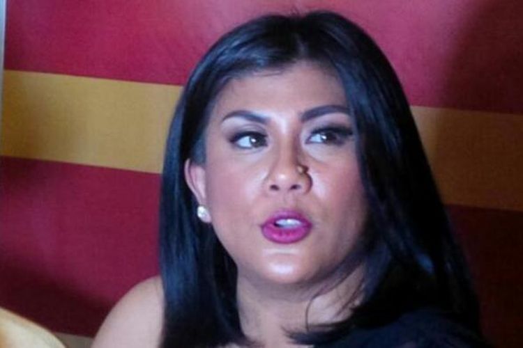 Penyanyi Regina Ivanova diabadikan di Hotel Borobudur, Jakarta Pusat, Jumat (4/12/2015).