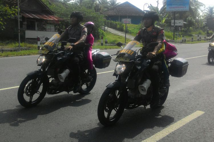Puluhan bocah dari TK di Kulon Progo, DIY, keliling kota Wates menggunakan motor pateoli. Mereka berkonvoi sambil dikanlakan pada berbagai rambu lalu lintas. Kegiatan sosialisasi lalu lintas ini berlangsung rutin dengan beragam cara. (KOMPAS.com/Dani J)  