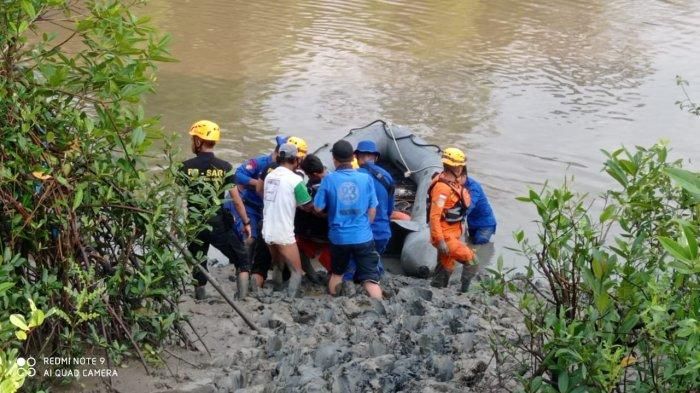 Tim gabungan melakukan pencarian jasad Sawi, korban tenggelam di Sungai Mangarau Kecamatan Mendobarat Bangka, Minggu (13/9/2020). 