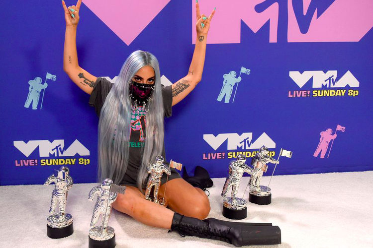 Sebagai penutup, Laga Gaga mengenakan kaus bergambar dan sepatu bot platform hitam dari Pleaser