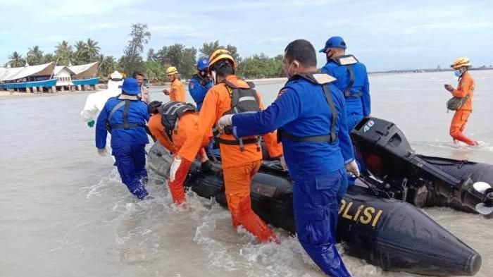Tim SAR Gabungan menemukan korban Andri Santoso (44) dalam keadaan meningga dunia, di perairan Pasir Padi Kota Pangkalpinang, Minggu (20/9/2020).