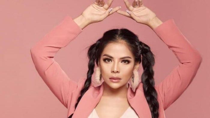 Penyanyi dangdut Vebrie Verona sebagai duta dangdut di Amerika Serikat. 