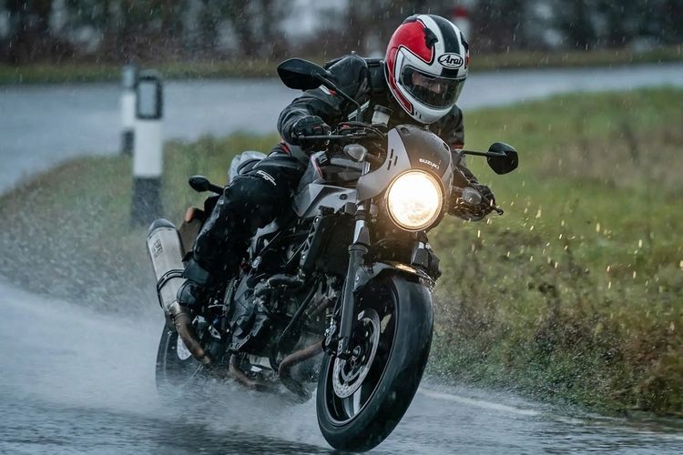 Ilustrasi berkendara saat hujan (motorcyclenews.com)  