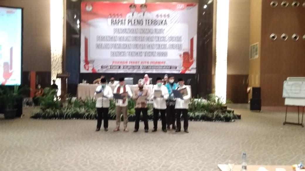 Bertempat di Ballroom Novotel Bangka, Komisi pemilihan umum (KPU) Kabupaten Bangka tengah mengelar rapat pleno terbuka pengundian nomor urut pasangan calon (Paslon) Bupati dan wakil bupati dalam pemilihan Bupati dan wakil bupati Bangka tengah tahun 2020.Kamis(24/09/2020).