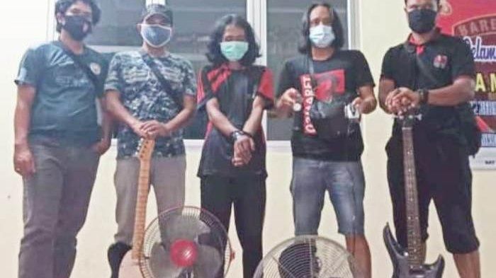 Pelaku Riko alias Rangga (23) (ketiga dari kiri dan kanan)dan barang bukti diamankan Tim Naga Polres Pangkalpinang, Minggu (27/9/2020).