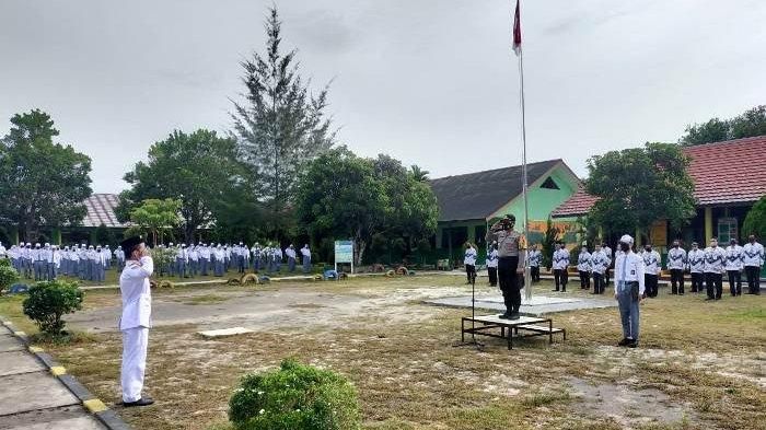Kapolsek Payung, AKP Hendri Amor saat menjadi Inspektur Upacara Peringatan Hari Kesaktian Pancasila di SMA Negeri 1 Payung pada Kamis, (1/10/2020).