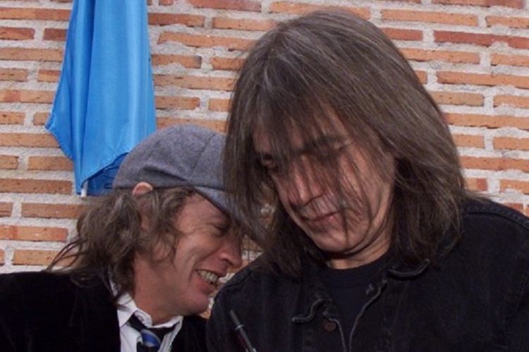 Pada foto yang diambil pada 22 Maret 2000 ini, kakak beradik Angus (kiri) dan Malcolm Young menghadiri peresmian nama jalan AC/DC di Leganes, Spanyol 