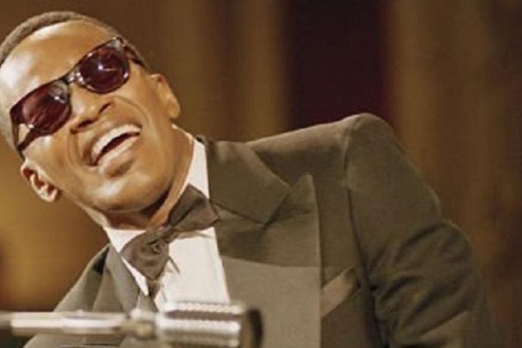Aktor Jamie Foxx memerankan musisi dan vokalis Ray Charles dalam film Ray.
