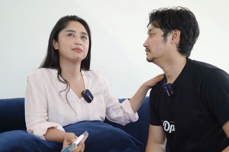 Dewi Perssik dan Angga Wijaya tengah berbincang. (Bidikan layar YouTube Dewi Perssik).