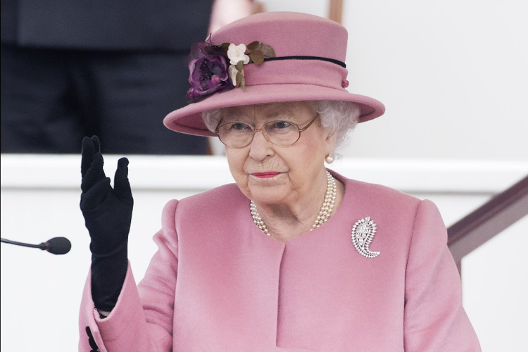 Ratu Elizabeth tampil dengan lisptik merah 