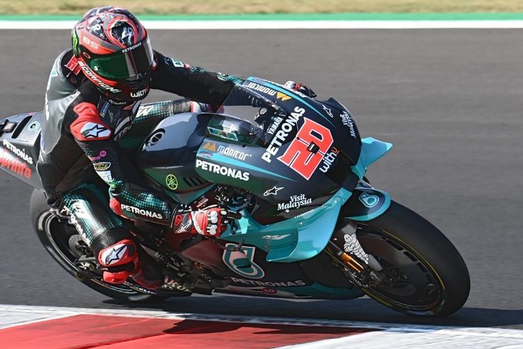 Pebalap Petronas Yamaha SRT asal Perancis, Fabio Quartararo, saat tampil pada sesi kualifikasi MotoGP San Marino, di Sirkuit Misano Marco Simoncelli, Sabtu (12/9/2020). (AFP/ANDREAS SOLARO) 