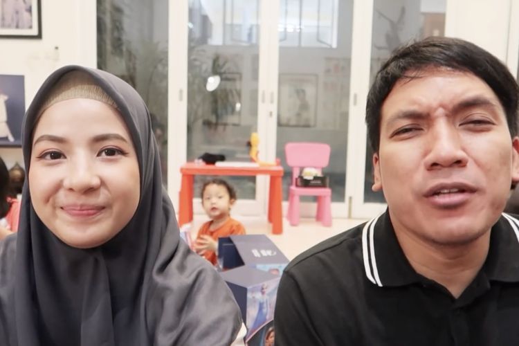 Natasha Rizki dan Desta sedang menjawab pertanyaan. (Bidikan layar YouTube Desta Natasha Family).