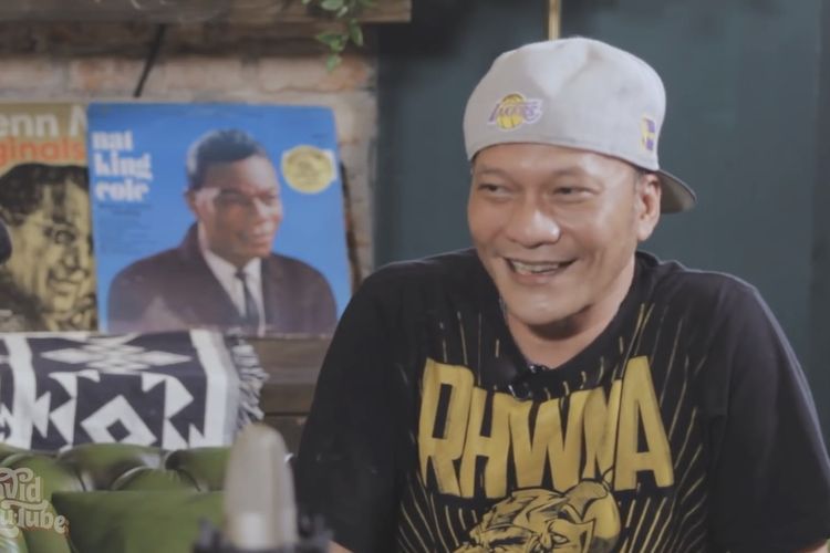 Iwa K sedang berbincang dengan David Bayu. 