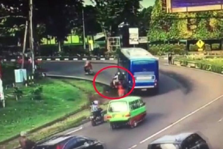 menyalip dari kiri (Kompas.com/Fathan Radityasani)  