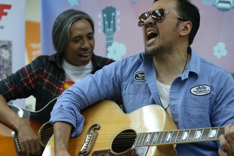 Lirik Lagu Cuek Milik Naif Lengkap Dengan Chord Aku Tetap Cuek Sonora Id