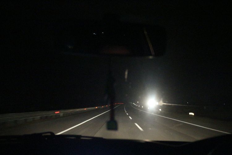 Tim Merapah Trans Jawa 3 Kompas.com melintas di tol Kertosono-Mojokerto pada malam hari. (Kompas.com/Alsadad Rudi)  