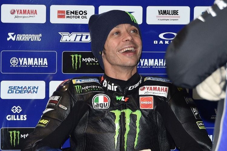 Pebalap Monster Energy Yamaha, Valentino Rossi, saat bersiap-siap menjalani sesi latihan MotoGP Australia di Sirkuit Phillip Island, Australia, pada 26 Oktober 2019. (AFP/PETER PARKS)  