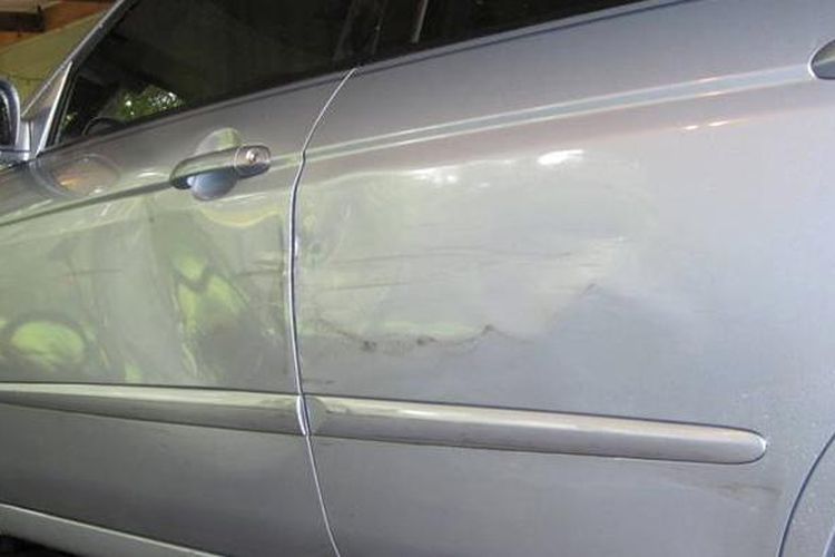 Ilustrasi penyok pada bagian pintu mobil. (CLEANMPG)  