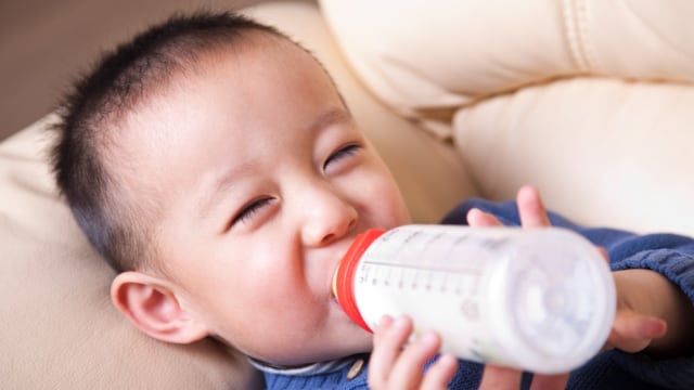 Ilustrasi Anak Minum Susu Formula sambil Tiduran 