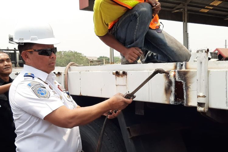 Direktur Jenderal Perhubungan Darat Kementerian Perhubungan Budi Setiyadi lakukan pemotongan truk yang kelebihan muatan, Bekasi, Jawa Barat, Senin (30/9/2019) (KOMPAS.com/Ruly)  