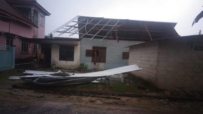Sekitar 9  rumah warga di Kelurahan Belinyu dan Kelurahan Kutpanji Kecamatan Belinyu Kabupaten Bangka rusak berat  diterpa angin puting beliung, Senin (02/11/2020).