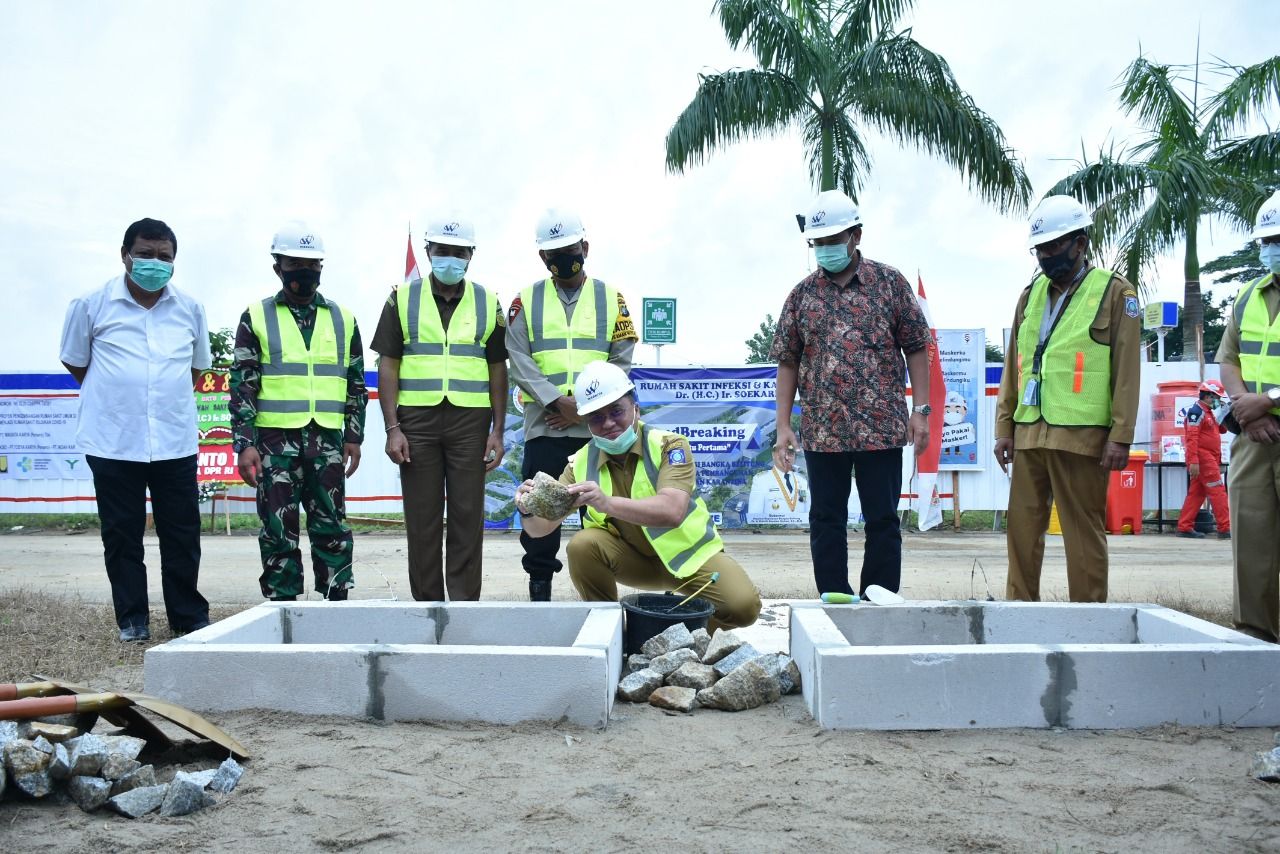 Hari ini Gubernur Erzaldi meletakan batu pertama di RSUD Dr. (H.C) Ir. Soekarno, Desa Air Anyir, Kec. Merawang, Kabupaten Bangka, sebagai simbol pembangunan rumah sakit penanganan Covid-19 di Babel.Senin (02/11/20).