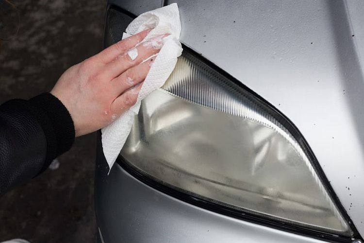Ilustrasi proses pembersihan mika lampu mobil (carsales.com.au)  