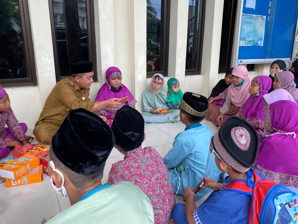 Molen Luangkan Waktu Santai Bersama Anak-anak TPA Masjid Permutih