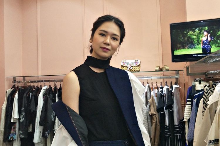 Artis Peran Laura Basuki saat ditemui di peluncuran lipstik Y et Beaute New York di Fashion First, Cikajang, Jakarta Selatan, Rabu (11/12/2019).  