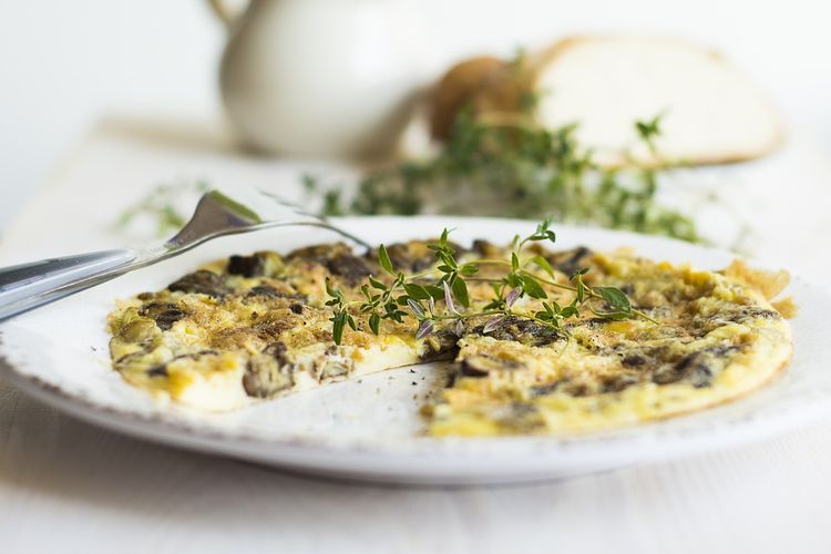 Ilustrasi frittata apel, telur dadar Italia pakai apel.  