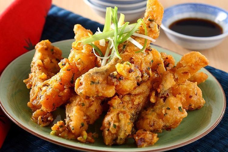 Ilustrasi ikan goreng tepug telur asin.  