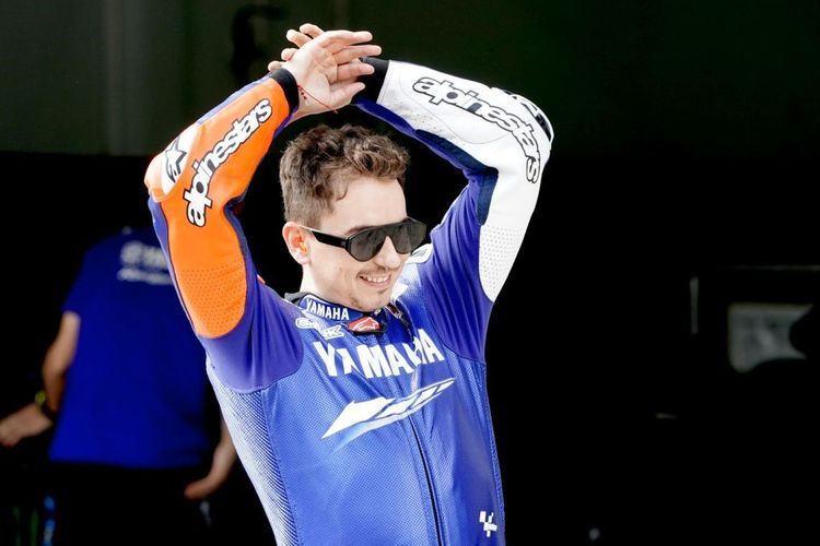 Jorge Lorenzo bersiap dengan seragam balap sebelum menjajal Sirkuit Sepang sebagai test rider Yamaha pada Jumat (7/2/2020). (@YAMAHAMOTOGP)  