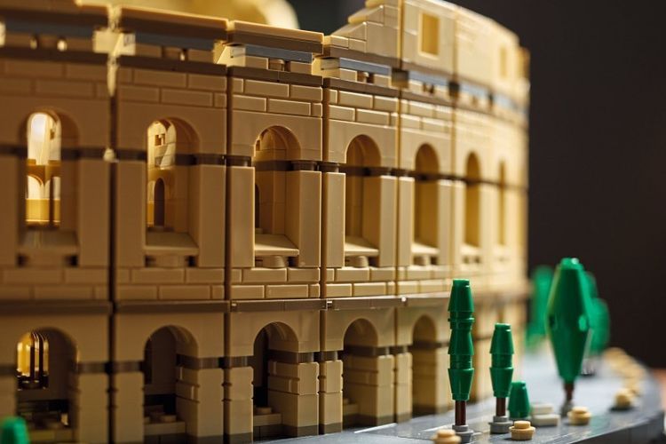 Susunan lego dibentuk menjadi Colloseum Roma 