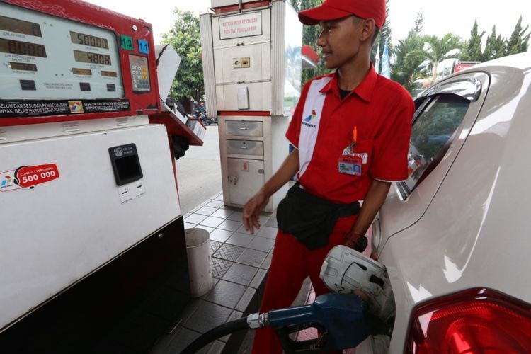 Seorang petugas sedang mengisi bahan bakar jenis Pertamax di SPBU 34-16102 di Jalan Raya Pajajaran, Bogor Utara, Kota Bogor, Rabu (10/10/2018). (KOMPAS.com/RAMDHAN TRIYADI BEMPAH)  