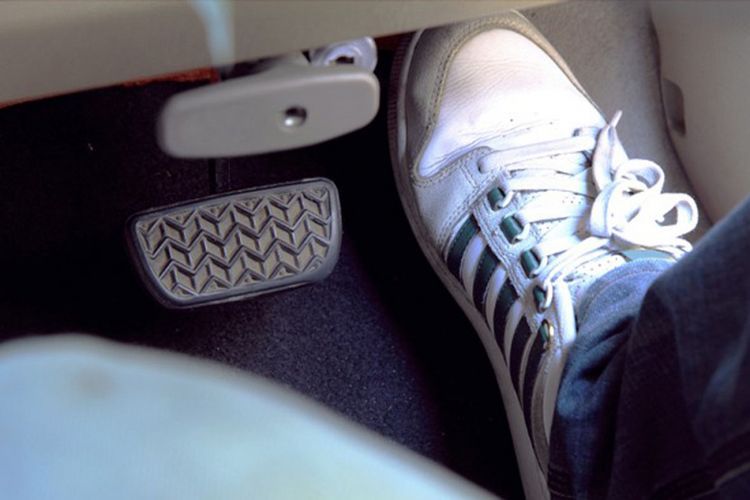Ilustrasi injakan pedal gas yang pengaruhi besaran angka rpm pada takometer. (FMMOTORPARTS.com)  