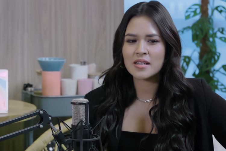 Raisa saat diwawancara Putri Tanjung. (Bidikan layar YouTube CXO Media)
