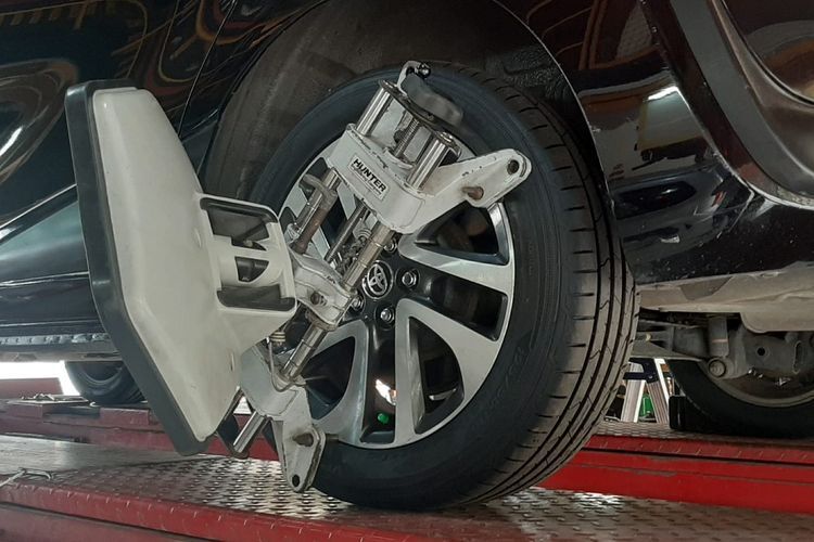 Ilustrasi spooring ban mobil yang terkoneksi dengan sistem komputer. (KOMPAS.com/ERWIN HUTAPEA)  