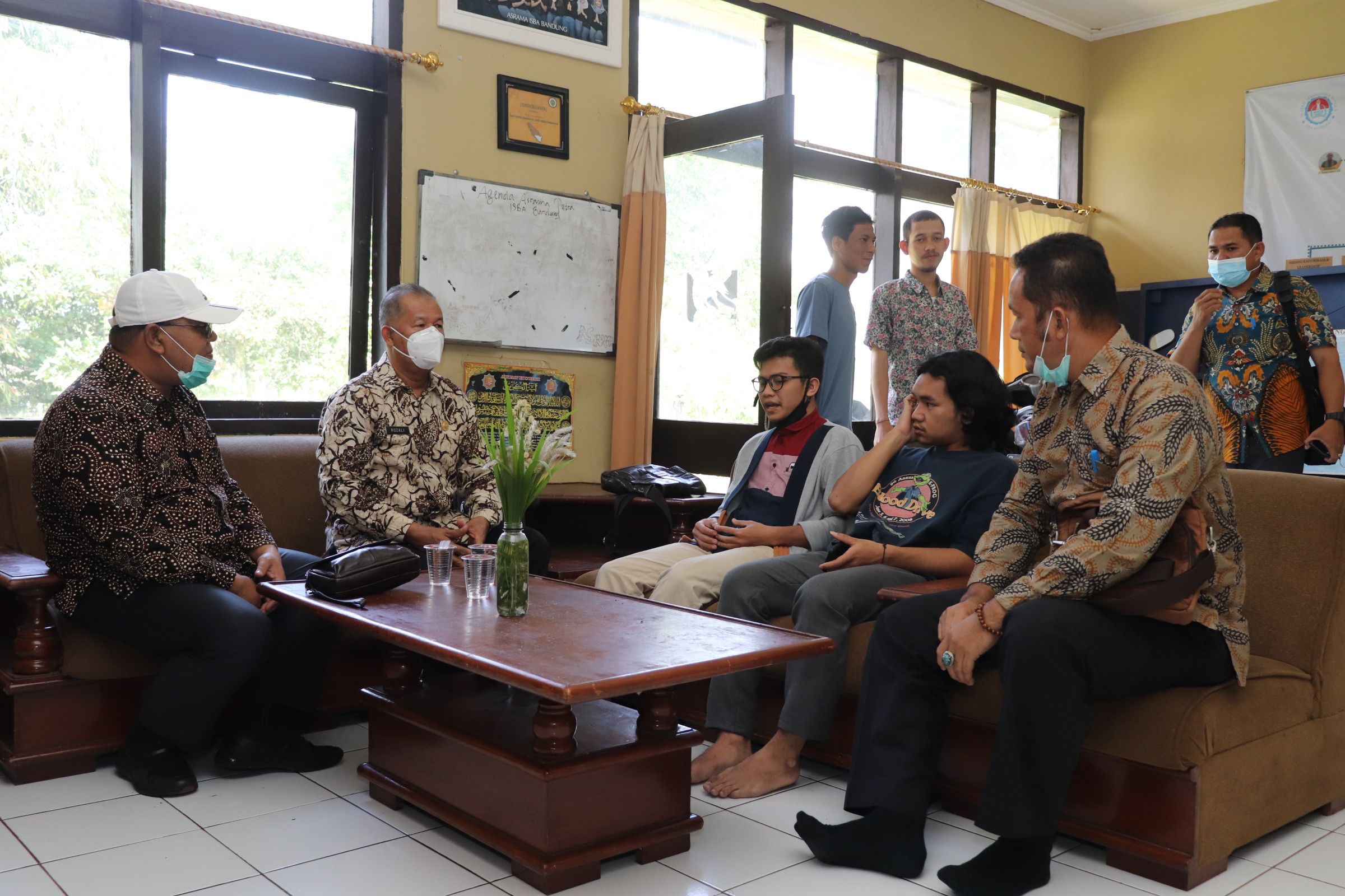 Pemerintah Kabupaten Bangka melakukan kunjungan kepada mahasiswa Bangka yang menetap di mes Ikatan Pelajar Mahasiwa Bangka (ISBA) Bandung yang berada di Kelurahan Cigadung Kota Bandung, Kamis (19/11/2020).