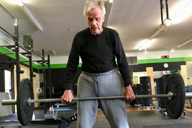 Bill Mason ketika melakukan deadlift.  