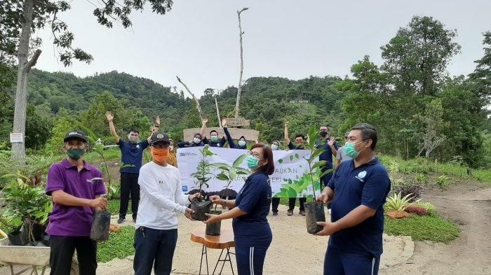 Penyerahan bibit pohon oleh Jasa Raharja.
