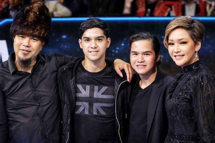 Dul Jaelani dan Maia Estianty berpose di malam Grand Final Indonesian Idol X, Senin (24/2/2020)