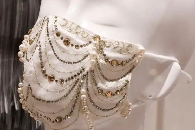 Masker dengan berlian 0,7 karat dengan kristal Swarovski yang dibanderol seharga lebih dari Rp 135 juta yang dijual di mask.com. 