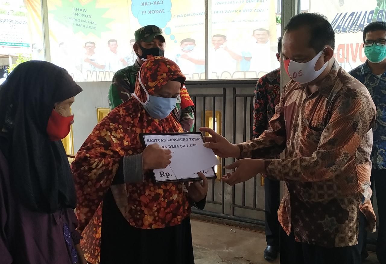 Pemkab Bangka menyalurkan Bantuan Langsung Tunai (BLT) Dana Desa tahap II Bulan IX Akibat Pandemi Covid 19 kepada masyarakat Kabupaten Bangka yang berhak menerimanya.