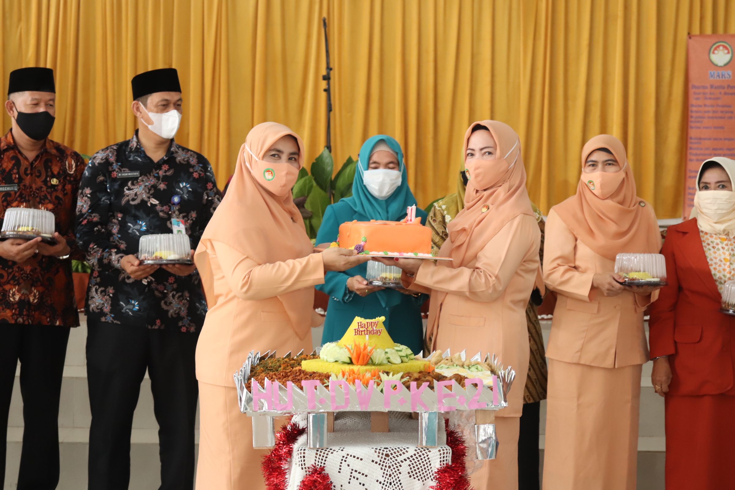 Jajaran Pemkab Bangka menggelar Peringatan Hari Ulang Tahun (HUT) ke-21 Darma Wanita di Gedung Sempitu Sedulang Kabupaten Bangka, Kamis (10/12/2020).