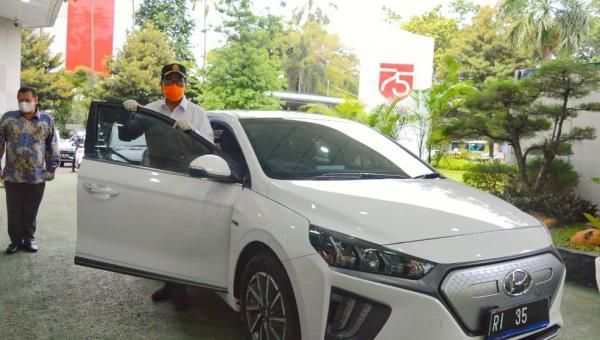 Menteri Perhubungan (Menhub) Budi Karya Sumadi menjajal langsung mobil listrik berwarna putih (Ioniq) bernomor polisi RI 35, yang nantinya akan segera digunakan untuk kendaraan operasional sehari-hari.