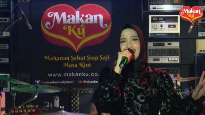 angkap layar Nisa-Ku yang tampil di live streaming di channel YouTube Video Legend milik Ahmad Dhani, Rabu (16/12/2020).