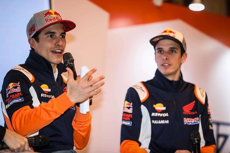 Tim MotoGP, Repsol Honda, Marc Marquez dan Alex Marquez saat acara Repsol Lubricant Show di Hotel Shangri-La, Jakarta, Rabu (5/2/2020). Repsol Honda memperkenalkan kakak beradik Marc dan Alex Marquez sebagai pebalap mereka untuk MotoGP 2020. (KOMPAS.com/GARRY LOTULUNG)  
