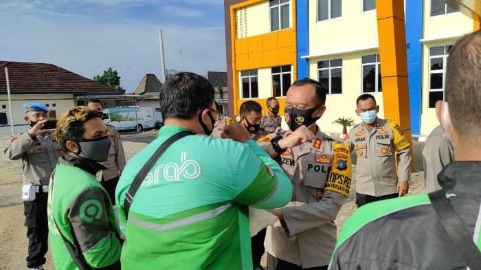 Polres Pangkalpinang berikan beras ke Komunitas Ojol Online Pangkalpinang, di Halaman Kantor Polres Pangkalpinang, Rabu (23/12/2020).