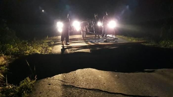 Jalan raya aspal dari Desa Silip, Kecamatan Riau Silip menuju Dusun Air Abik Desa Gunung Muda, Kecamatan Belinyu amblas atau putus karena tergerus air akibat hujan deras, Selasa (22/22/2020).