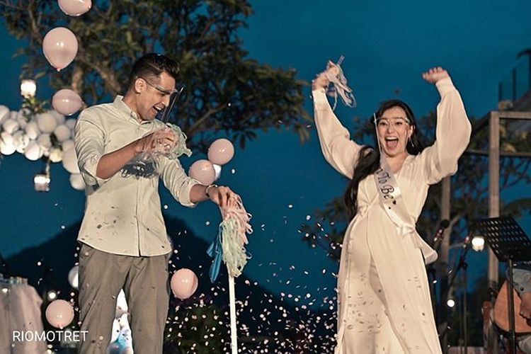 Pasangan artis Asmirandah dan Jonas Rivanno menggelar acara gender reveal untuk mengumumkan jenis kelamin calon anak pertama mereka
